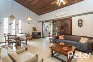 Casa à venda com 266m², 3 dormitórios, 1 suíte, 4 vagas, no bairro Vila Assunção em Porto Alegre