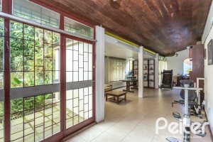 Casa à venda com 266m², 3 dormitórios, 1 suíte, 4 vagas, no bairro Vila Assunção em Porto Alegre