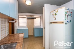 Casa à venda com 266m², 3 dormitórios, 1 suíte, 4 vagas, no bairro Vila Assunção em Porto Alegre