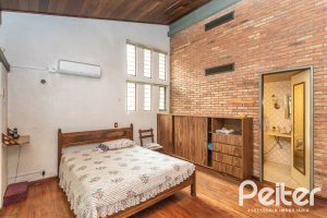 Casa à venda com 266m², 3 dormitórios, 1 suíte, 4 vagas, no bairro Vila Assunção em Porto Alegre