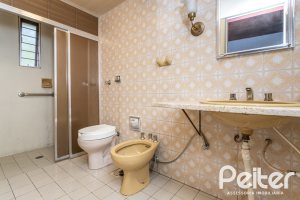 Casa à venda com 266m², 3 dormitórios, 1 suíte, 4 vagas, no bairro Vila Assunção em Porto Alegre