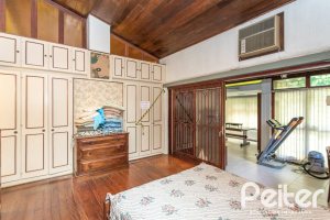 Casa à venda com 266m², 3 dormitórios, 1 suíte, 4 vagas, no bairro Vila Assunção em Porto Alegre