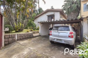 Casa à venda com 266m², 3 dormitórios, 1 suíte, 4 vagas, no bairro Vila Assunção em Porto Alegre