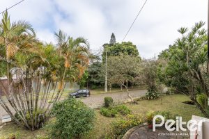 Casa à venda com 266m², 3 dormitórios, 1 suíte, 4 vagas, no bairro Vila Assunção em Porto Alegre