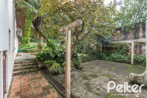 Casa à venda com 266m², 3 dormitórios, 1 suíte, 4 vagas, no bairro Vila Assunção em Porto Alegre