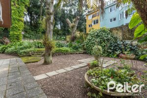 Casa à venda com 266m², 3 dormitórios, 1 suíte, 4 vagas, no bairro Vila Assunção em Porto Alegre