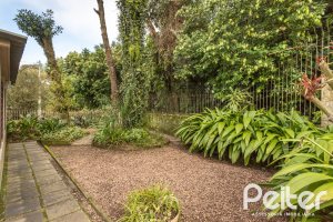 Casa à venda com 266m², 3 dormitórios, 1 suíte, 4 vagas, no bairro Vila Assunção em Porto Alegre