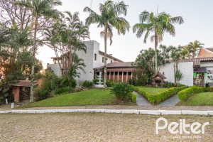 Casa à venda com 650m², 5 dormitórios, 5 suítes, 5 vagas, no bairro Vila Assunção em Porto Alegre