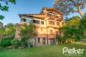 Casa à venda com 650m², 5 dormitórios, 5 suítes, 5 vagas, no bairro Vila Assunção em Porto Alegre