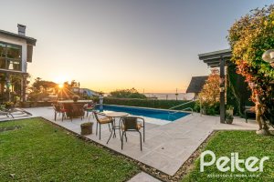 Casa à venda com 650m², 5 dormitórios, 5 suítes, 5 vagas, no bairro Vila Assunção em Porto Alegre