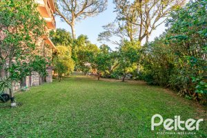 Casa à venda com 650m², 5 dormitórios, 5 suítes, 5 vagas, no bairro Vila Assunção em Porto Alegre