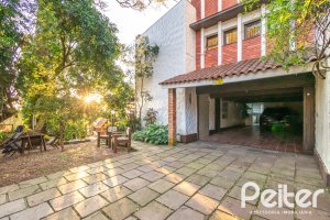 Casa à venda com 650m², 5 dormitórios, 5 suítes, 5 vagas, no bairro Vila Assunção em Porto Alegre