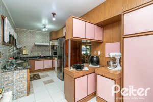 Casa à venda com 650m², 5 dormitórios, 5 suítes, 5 vagas, no bairro Vila Assunção em Porto Alegre