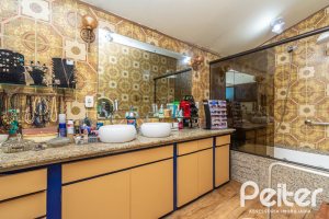 Casa à venda com 650m², 5 dormitórios, 5 suítes, 5 vagas, no bairro Vila Assunção em Porto Alegre