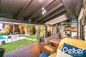 Casa à venda com 650m², 5 dormitórios, 5 suítes, 5 vagas, no bairro Vila Assunção em Porto Alegre