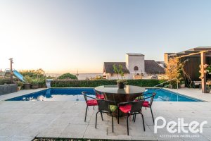 Casa à venda com 650m², 5 dormitórios, 5 suítes, 5 vagas, no bairro Vila Assunção em Porto Alegre