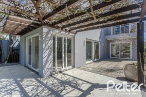 Casa em Condomínio à venda com 270m², 3 dormitórios, 2 suítes, 3 vagas, no bairro Terra Ville em PORTO ALEGRE
