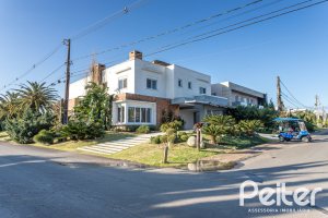 Casa em Condomínio à venda com 510m², 4 dormitórios, 4 suítes, 6 vagas, no bairro Terra Ville em PORTO ALEGRE