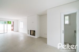 Casa à venda com 284m², 3 dormitórios, 1 suíte, 4 vagas, no bairro Tristeza em Porto Alegre