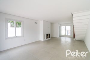 Casa à venda com 284m², 3 dormitórios, 1 suíte, 4 vagas, no bairro Tristeza em Porto Alegre