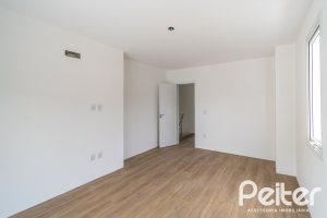 Casa à venda com 284m², 3 dormitórios, 1 suíte, 4 vagas, no bairro Tristeza em Porto Alegre