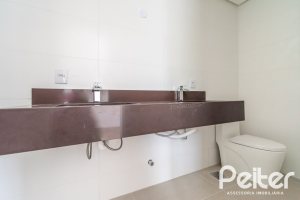 Casa à venda com 284m², 3 dormitórios, 1 suíte, 4 vagas, no bairro Tristeza em Porto Alegre