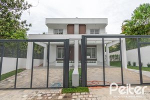 Casa à venda com 284m², 3 dormitórios, 1 suíte, 4 vagas, no bairro Tristeza em Porto Alegre