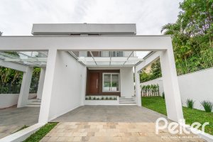 Casa à venda com 284m², 3 dormitórios, 1 suíte, 4 vagas, no bairro Tristeza em Porto Alegre