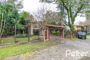 Casa à venda com 340m², 4 dormitórios, 1 suíte, 6 vagas, no bairro Cristal em Porto Alegre