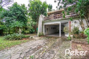 Casa à venda com 340m², 4 dormitórios, 1 suíte, 6 vagas, no bairro Cristal em Porto Alegre