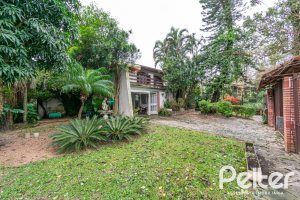 Casa à venda com 340m², 4 dormitórios, 1 suíte, 6 vagas, no bairro Cristal em Porto Alegre