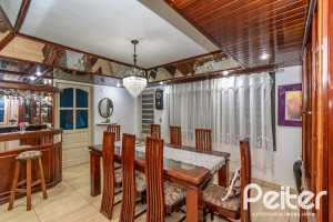 Casa à venda com 340m², 4 dormitórios, 1 suíte, 6 vagas, no bairro Cristal em Porto Alegre