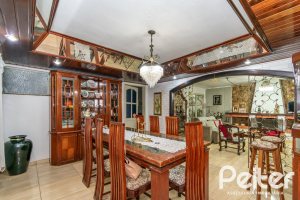 Casa à venda com 340m², 4 dormitórios, 1 suíte, 6 vagas, no bairro Cristal em Porto Alegre