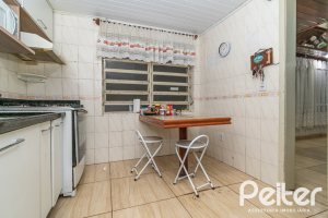 Casa à venda com 340m², 4 dormitórios, 1 suíte, 6 vagas, no bairro Cristal em Porto Alegre