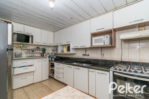 Casa à venda com 340m², 4 dormitórios, 1 suíte, 6 vagas, no bairro Cristal em Porto Alegre