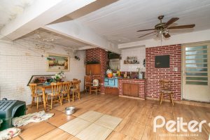 Casa à venda com 340m², 4 dormitórios, 1 suíte, 6 vagas, no bairro Cristal em Porto Alegre