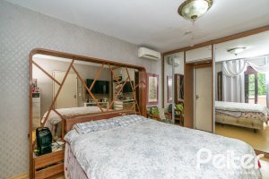 Casa à venda com 340m², 4 dormitórios, 1 suíte, 6 vagas, no bairro Cristal em Porto Alegre