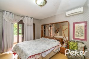 Casa à venda com 340m², 4 dormitórios, 1 suíte, 6 vagas, no bairro Cristal em Porto Alegre