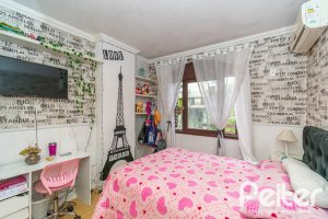 Casa à venda com 340m², 4 dormitórios, 1 suíte, 6 vagas, no bairro Cristal em Porto Alegre