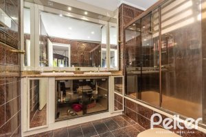 Casa à venda com 340m², 4 dormitórios, 1 suíte, 6 vagas, no bairro Cristal em Porto Alegre