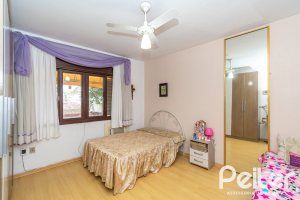 Casa à venda com 340m², 4 dormitórios, 1 suíte, 6 vagas, no bairro Cristal em Porto Alegre