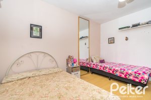 Casa à venda com 340m², 4 dormitórios, 1 suíte, 6 vagas, no bairro Cristal em Porto Alegre