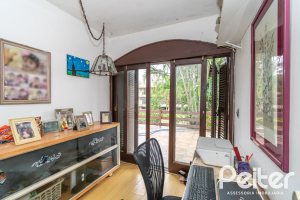 Casa à venda com 340m², 4 dormitórios, 1 suíte, 6 vagas, no bairro Cristal em Porto Alegre