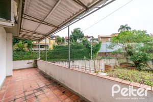 Casa à venda com 340m², 4 dormitórios, 1 suíte, 6 vagas, no bairro Cristal em Porto Alegre
