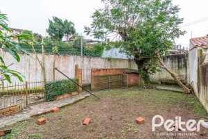 Casa à venda com 340m², 4 dormitórios, 1 suíte, 6 vagas, no bairro Cristal em Porto Alegre