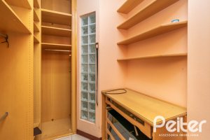 Casa à venda com 374m², 4 dormitórios, 2 suítes, 4 vagas, no bairro Vila Assunção em Porto Alegre