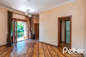 Casa à venda com 374m², 4 dormitórios, 2 suítes, 4 vagas, no bairro Vila Assunção em Porto Alegre