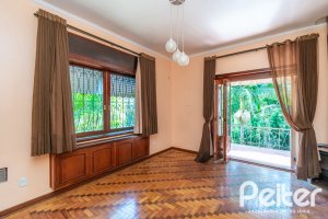 Casa à venda com 374m², 4 dormitórios, 2 suítes, 4 vagas, no bairro Vila Assunção em Porto Alegre