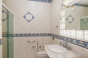 Casa à venda com 374m², 4 dormitórios, 2 suítes, 4 vagas, no bairro Vila Assunção em Porto Alegre