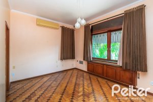 Casa à venda com 374m², 4 dormitórios, 2 suítes, 4 vagas, no bairro Vila Assunção em Porto Alegre